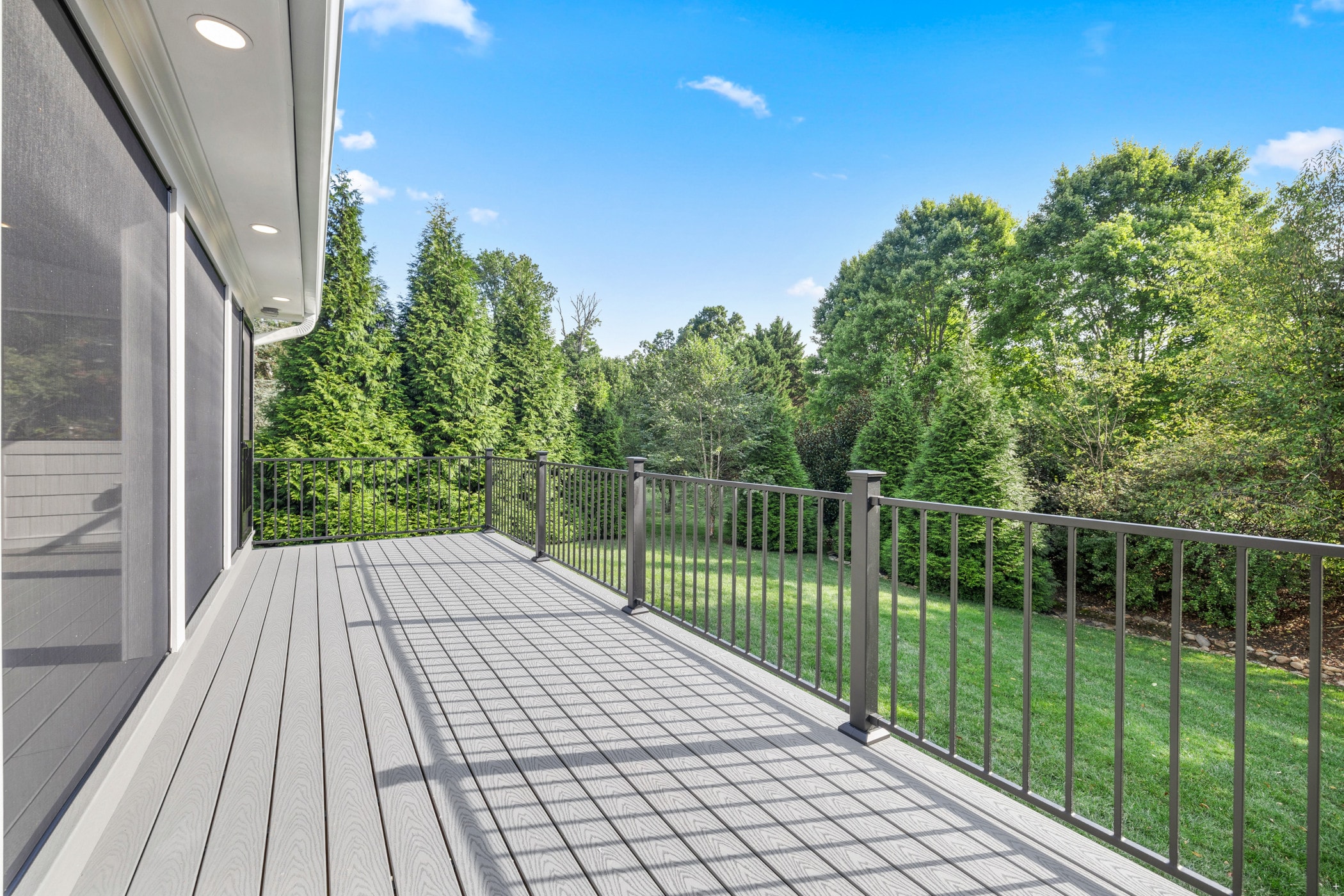 Amberset composite deck with modern cable railing
