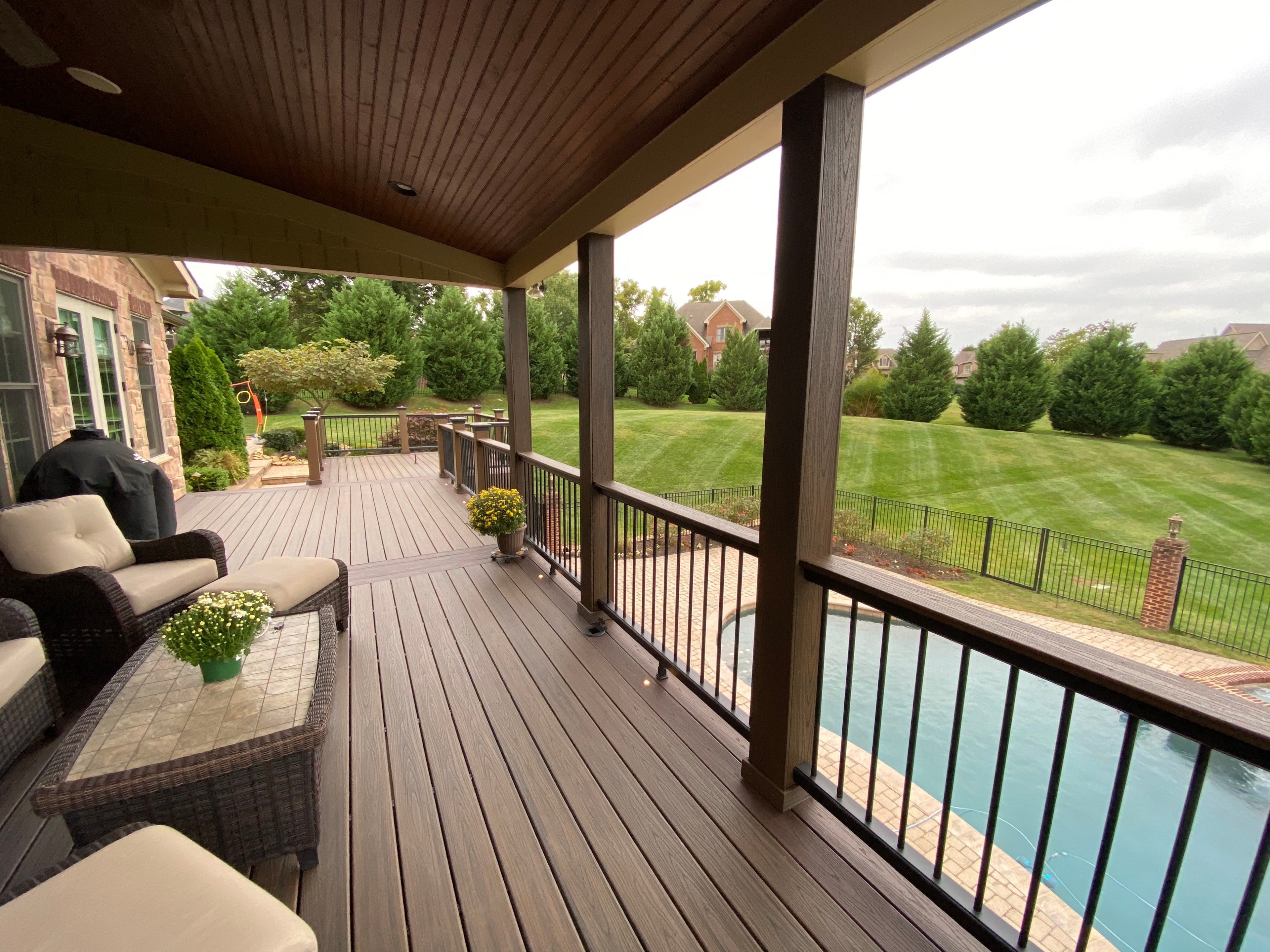 Side view of Jefferson deck with built-in seating